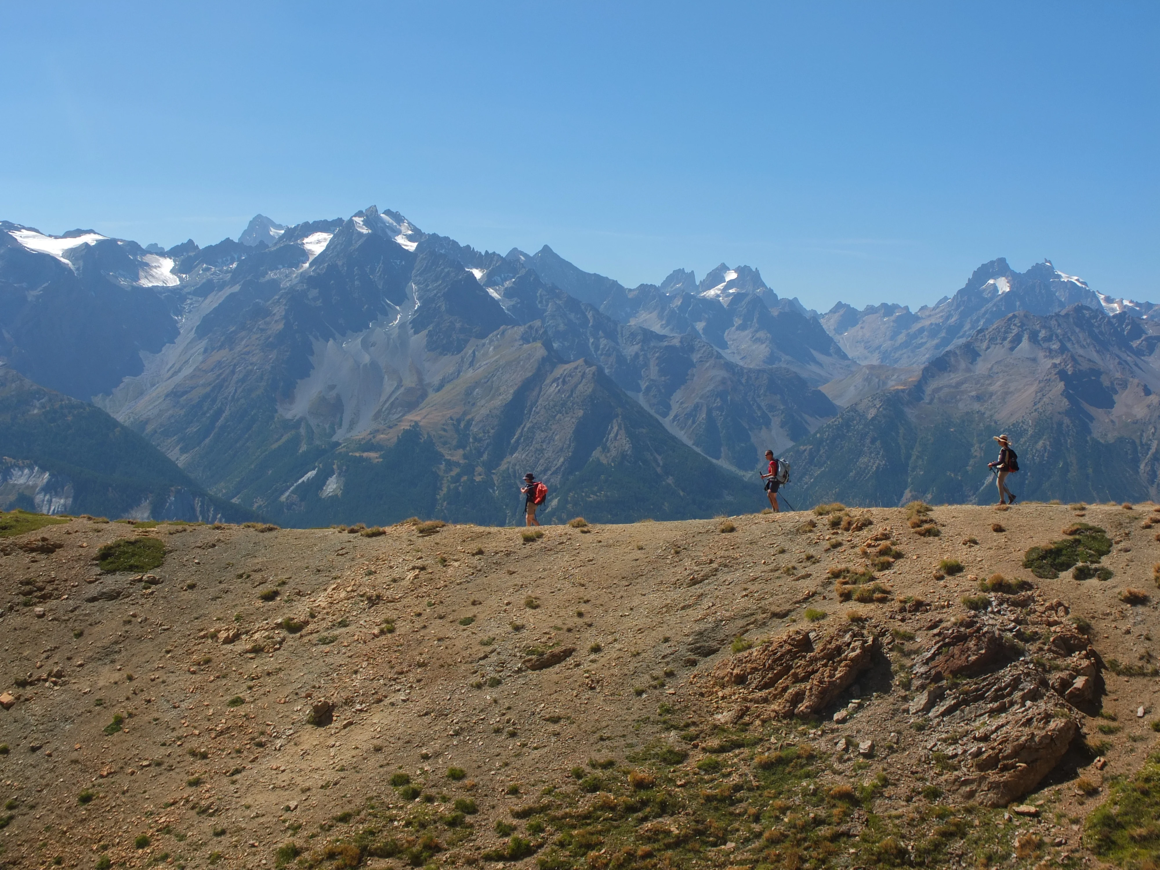 femme qui observe le paysage dans la plenitude